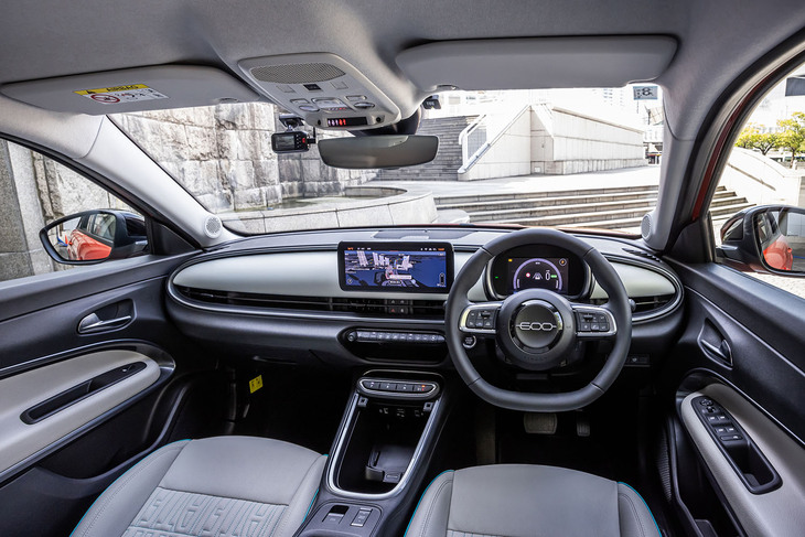 インテリアは、やさしい雰囲気を醸し出すアイボリーカラーを基調にデザインされている。丸型のメータークラスターや2本スポークのステアリングホイールなどは、初代「600」から受け継いだデザイン要素。