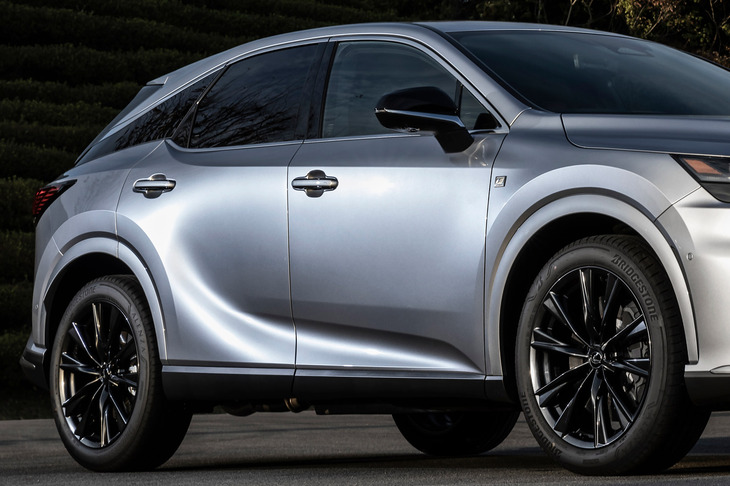 サイドビューで目を引くのがドアパネルのリフレクション（光の反射）。ドアハンドル付近のピークを通ってリアフェンダーのふくらみにあたって折り返し、ドア下部の掘り込みに沿って前へと戻る独創的なものとなっている。