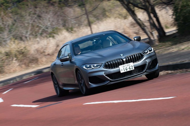 パワーユニットは最高出力530PS、最大トルク750N・mの4.4リッターV8ツインターボエンジン。0-100km/h加速のタイムは3.9秒！