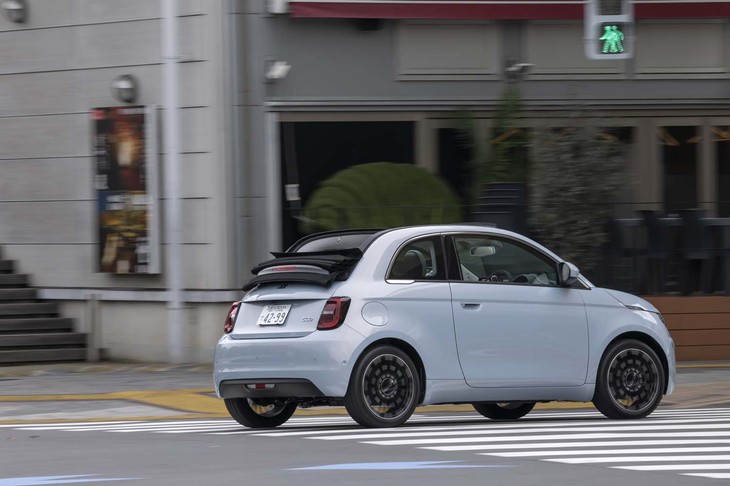 ソフトトップは写真のようにボディー後端まで開けてもいいし、後席頭上まで開けてサンルーフのようにしてもいい。