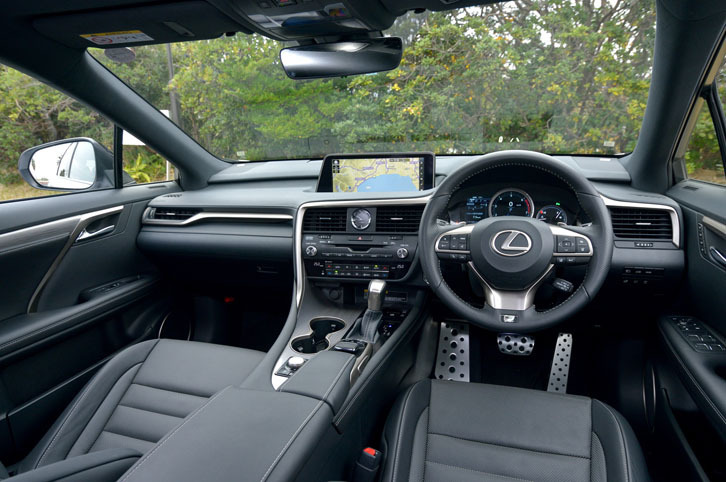 「RX200t“Fスポーツ”」のインテリア。写真のブラックのほか、ホワイトとダークローズを合わせた、計3色のインテリアカラーが用意される。