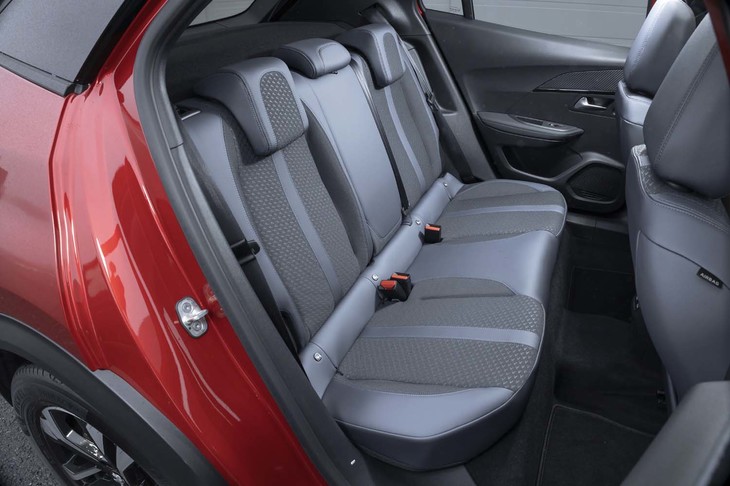 ホイールベースが先代モデルよりも70mm長いだけあって、後席にも十分なスペースが確保されている。前席ともども座面の下にはリチウムイオンバッテリーが積まれている。