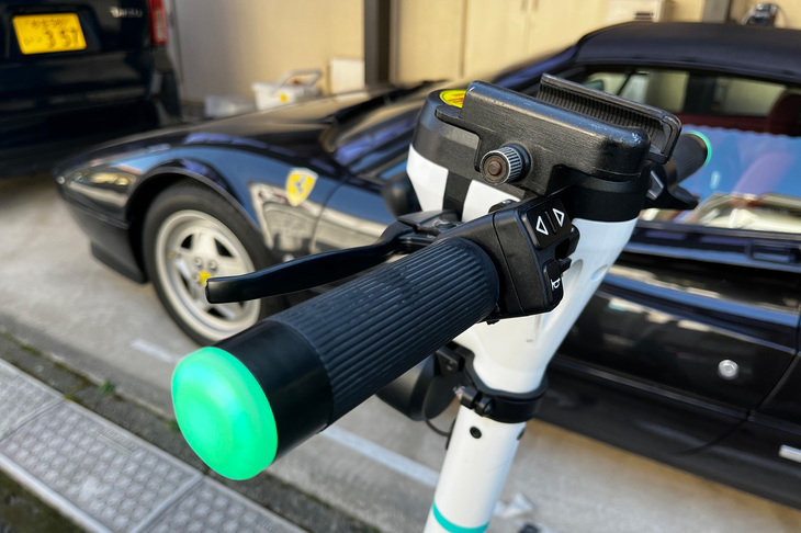 時速6kmモードのボタンを押すと、ハンドル先端のグリーンランプが点滅する。このグリーンのランプは、ウインカー作動時にオレンジに点灯する。バーハンドルの真ん中にはLEDのヘッドランプも組み込まれている。