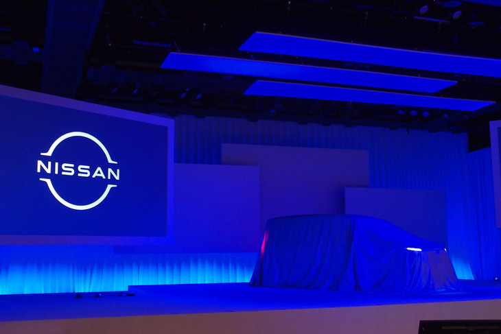 ステージ上でアンベールを待つ新型「日産セレナ」。