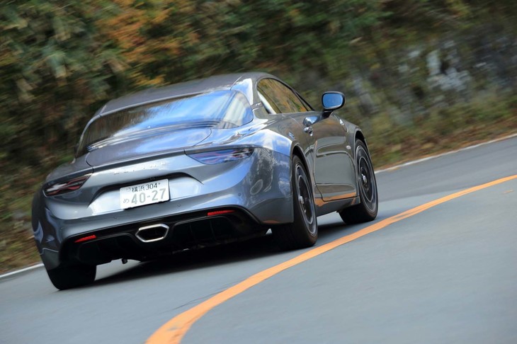 ワインディングロードを駆け上がる「A110リネージ」。その車重は、軽量シートを装着する「A110ピュア」より20kg増しとなる1130kg。