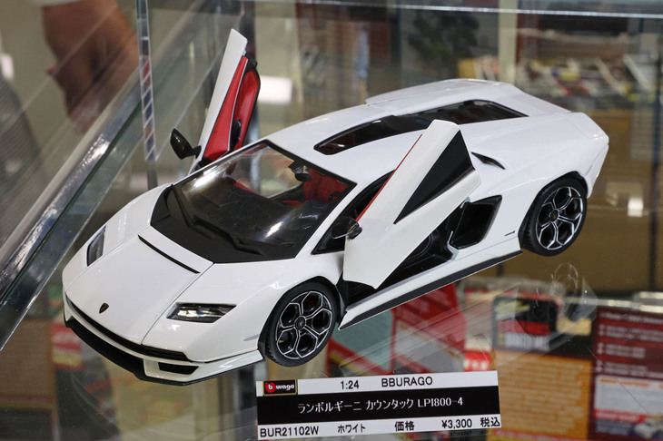 京商のブースに展示されていたブラーゴ製1/24「ランボルギーニ・カウンタックLPI800-4」。車種選定のマニアック化とモデルの精密化が進む反面、価格の高騰化が避けられないモデルカー市場。そんななかにあって、この大きさ、この仕上がりのモデルが税込み3300円という手ごろな価格で手に入るのは、ちょっとした驚き。