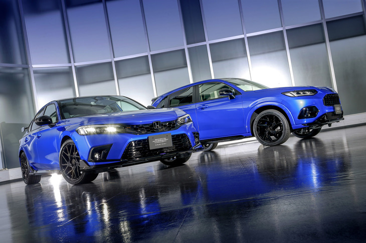 東京オートサロン2023のホンダブースで初公開された「シビックe：HEV SPORTS ACCESSORY CONCEPT」（写真左）と「ZR-V e：HEV SPORTS ACCESSORY CONCEPT」（同右）。