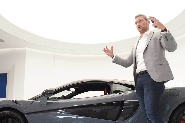 2018年9月15日にグランドオープンした「マクラーレン麻布」。オープンに先がけて行われた報道陣向けの内覧会では「マクラーレン・オートモーティブ」のデザインディレクター、ロブ・メルヴィル氏が日本初公開となった「600LT」を前に、ロングテール化したデザインの特徴をプレゼンテーション。