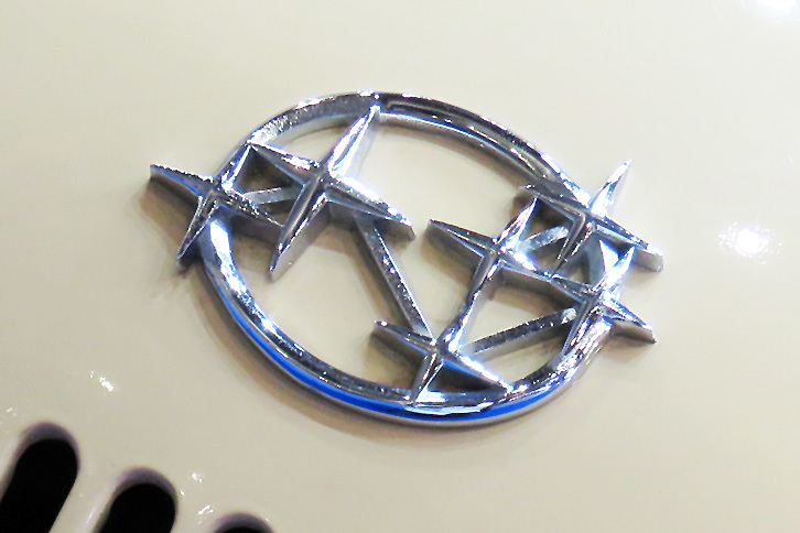 「スバル360」のフロントに装着された六連星のエンブレム。