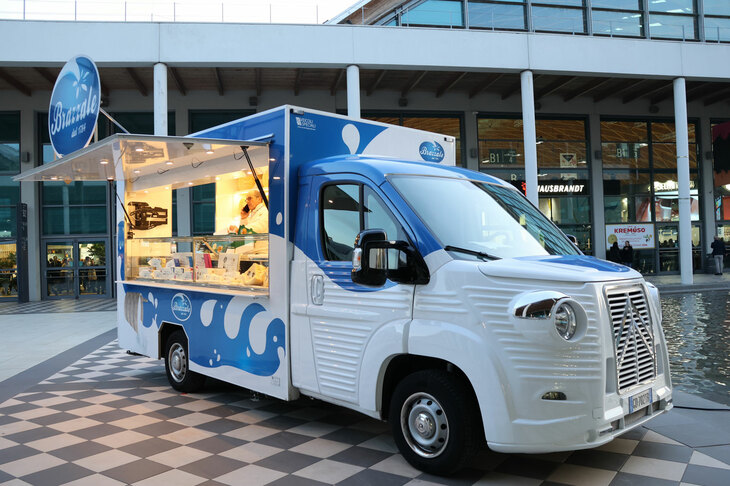 乳製品メーカー、ブラッツァーレの屋外出展。車両はイタリアのカロッツェリア、カゼラーニがシトロエンの許可を得て架装している、「Hトラック」風のバンである。ベースはシトロエンの商用車「ジャンパー」。