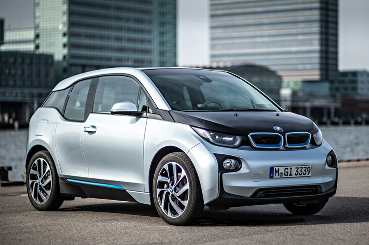 2013年にデビューした「BMW i3」。EV草創期（今もだけれど）にBMWが世に問うたモデルで、ショート＆ワイド＆トールなボディーに、観音開き式の4ドアを備えたコンパクトモデルだった。