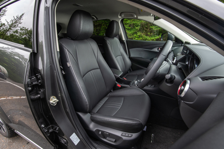 最上級SUV「CX-8」譲りの高減衰ウレタンが用いられたシート。「Lパッケージ」では表皮にレザーが用いられる。