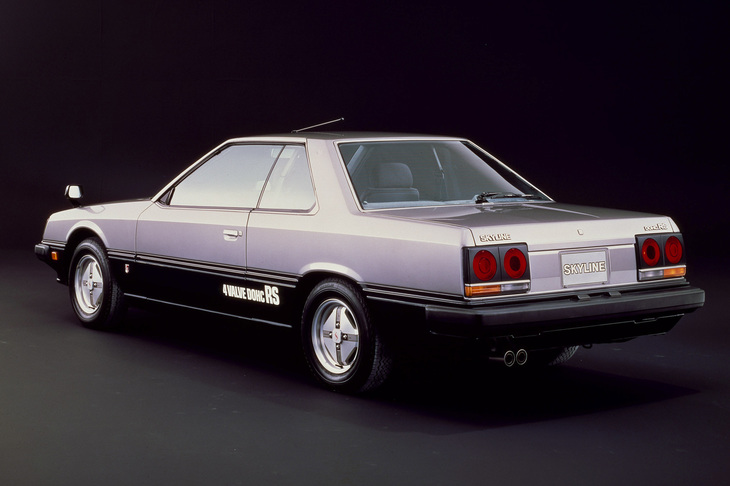 1981年に登場した6代目「日産スカイライン」のスポーツグレード「2000RS」。ボディーサイドには誇らしげに「4VALVE DOHC」の文字が書かれている。