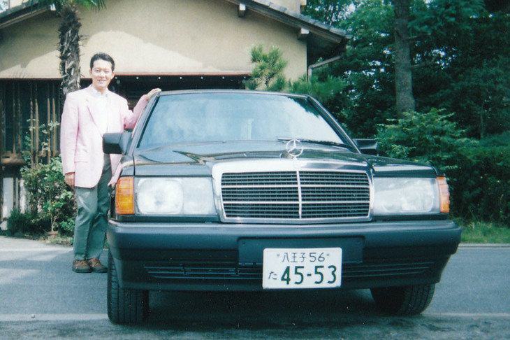 1990年代初頭、実家にあった「190E」。脇に立つのは当時の筆者。