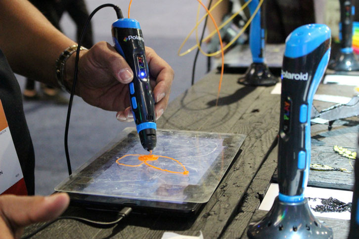 2017年に80周年を祝うポラロイドのブースで。「3Dペン」は3Dプリンター用フィラメントを使用して、ペンで描くがごとき細かな製作を可能にしている。ただし、当初販売されるのは、北米と中国のみ。