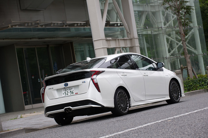 外装の細かいところでは、前後のウインカーにもシルバーコーティングのバルブが採用されていた。