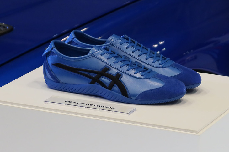 今回披露された「オニツカタイガーMEXICO 66 DRIVING」のスペシャルバージョンは4種類。写真の青いモデルのほか、赤、白、緑を加えた4タイプとなる。