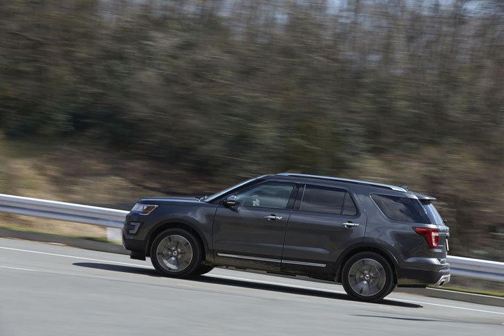 「エクスプローラー タイタニアム」の駆動方式は4WD。タイヤの空転が発生しない通常の走行においては、ほぼ100％のトルクが前輪に伝達されている。