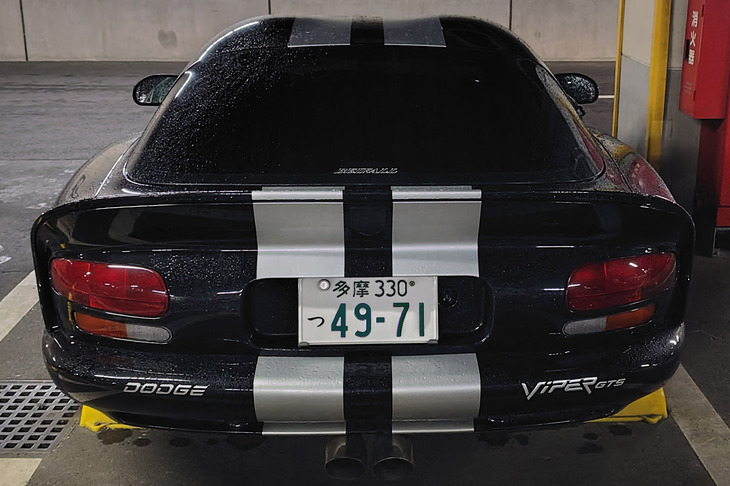 キレイに直ったリアバンパー。主治医の先生いわく、右側の「ViPER GTS」のロゴ（弾性ステッカー）のみ新品となったので、左の「DODGE」ロゴと若干色味が違ってしまったとのこと。しかし鈍感な記者の目にはサッパリわからないので、無問題だ。