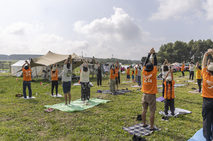 私も参加した「あおぞらヨガ」。それにしても朝からすごい日差しだ。