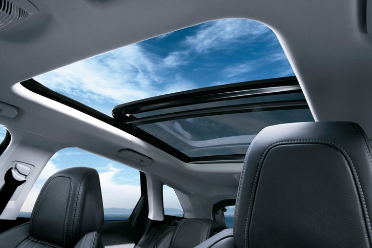 パノラミックサンルーフは「アリュール デビューエディション」に標準装備。カタログモデルの「アリュール」を除く、他の2モデルにオプションで用意される。