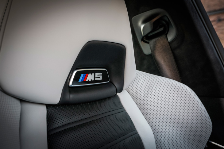 Mマルチファンクションシートのヘッドレストにはイルミネーション付きの「M5」エンブレムが施される。