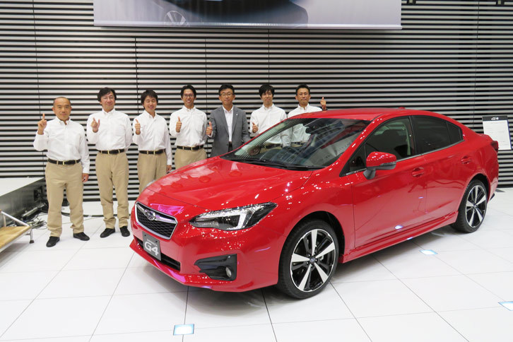 新型「スバル・インプレッサG4」と開発メンバー。