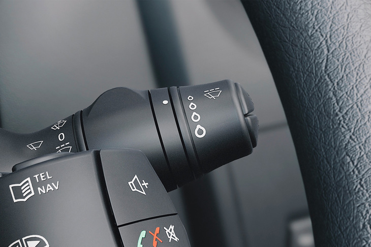 間欠ワイパーとは、文字通り一定の間隔を開けて間欠的に作動するワイパー（あるいはその機能が付いたワイパー）のこと。それまでのワイパーは、一定の作動速度で連続的に動かすことしかできず、小雨などの状態ではせわしない上にかえって視界を悪化させるという問題があった。現在の間欠ワイパーでは、間欠時間の長さを調整することも可能となっている。