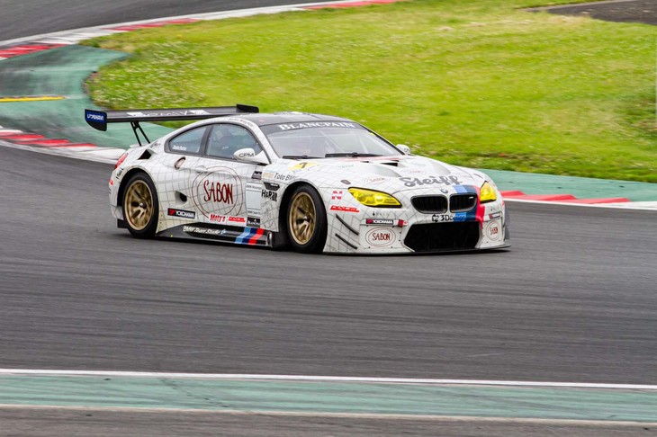 荒 聖治選手などプロドライバーが運転する「M6 GT3」「M4 GT4」といったレーシングマシンを、富士スピードウェイで同乗体験できる「RACING CAR TAXI.」は、大人気のプログラム。当日申し込みには、大勢の応募者が集まった。（写真はM6 GT3）