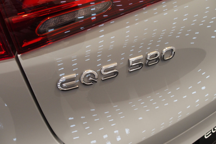 メルセデス・ベンツEQS580 4MATIC SUVスポーツ（リアゲートのエンブレム）