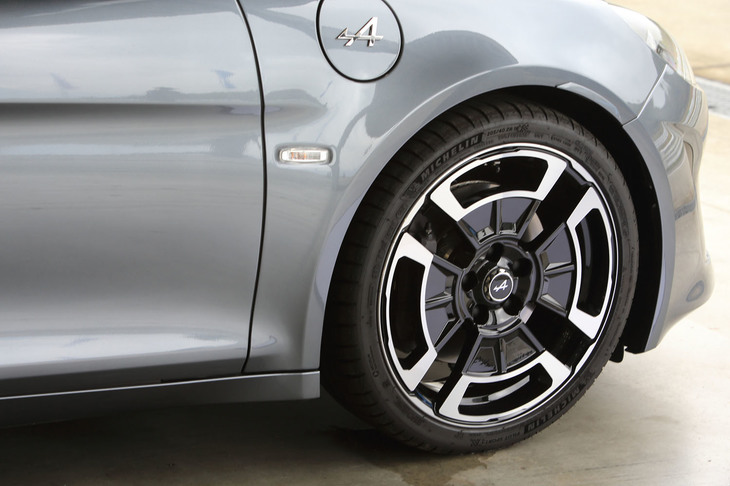 「A110リネージ」には、クラシックなデザインの18インチアロイホイールが組み合わされる。