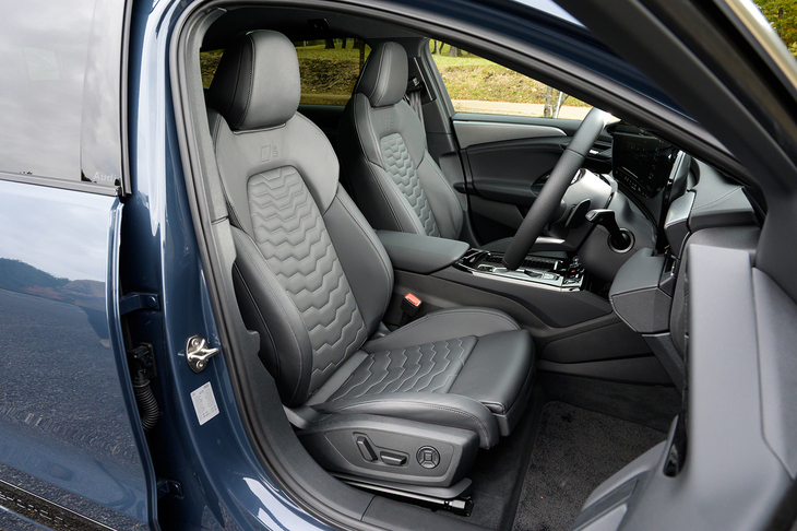 スポーツシートはオプションの「S lineパッケージ」によるもの。レザーはアウディらしいさらりと乾いた質感だ。