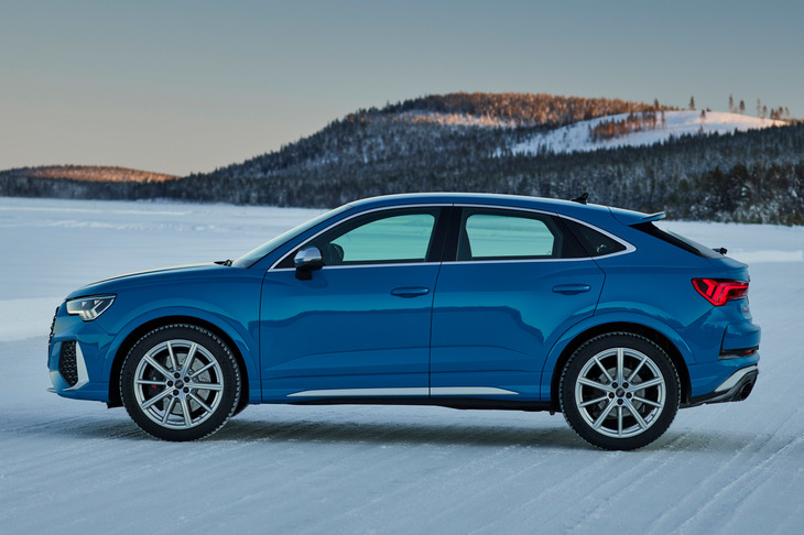 RS Q3と同スポーツバックの全長と全幅はほぼ共通。全高のみスポーツバックのほうが45mm低い。