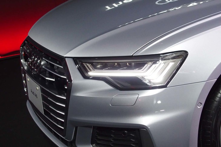 フロントグリルは先代よりも低い位置にデザインされている。新型「A6」の空気抵抗係数は0.24。フロント左右のエアインテークからホイールハウス内にエアフローを導き、整流効果を高めている。
