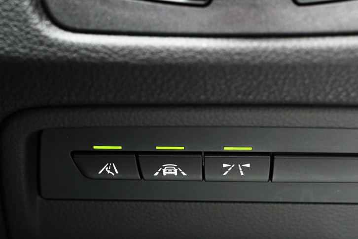 車線逸脱警告システムや、レーン・チェンジ・ウォーニングなどの運転支援システムが備わる。写真は、そのオンオフスイッチ。