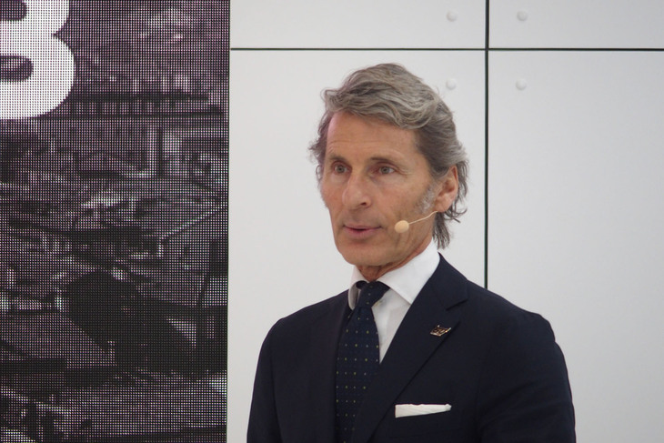 「ウラカンSTOタイムチェイサー_111100」の発表会で車両を紹介したアウトモビリ・ランボルギーニの会長兼最高経営責任者であるステファン・ヴィンケルマン氏。