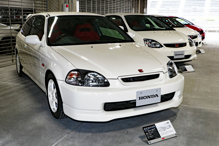 ホンダブースでは、歴代の「シビック タイプR」を展示。初代から、2024年SUPER GTのGT500クラス参戦を目指す「シビック タイプR-GTコンセプト」までが並んだ。初代タイプRの新車価格が200万円を切っていたなんて、今ではうそのようだ。