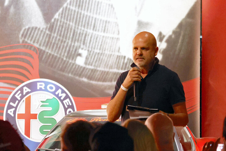 国際クラブミーティングで、メーカーへの要望を読み上げるファン代表。