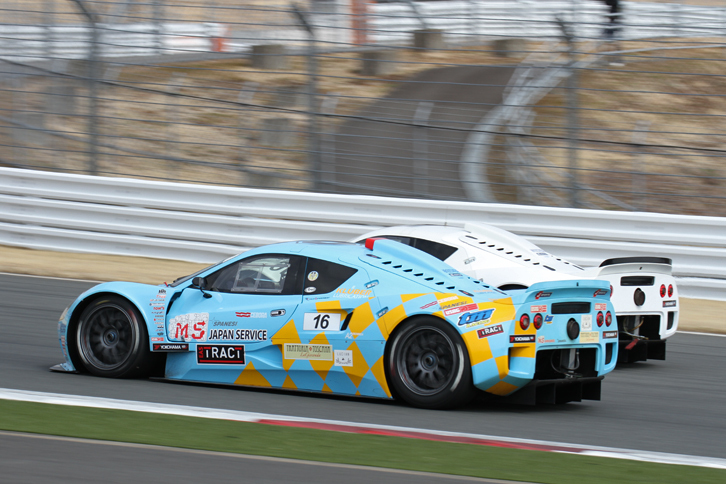 ロニー・クインタレッリ（手前）と安田裕信（奥）の駆る「Kuruma」のサイド・バイ・サイドのバトル。幸運にも同乗できた来場者には、無上の体験だったであろう。ちなみにレジェンド・ドライバーと現役ドライバーが組んで戦う今回のレジェンドカップにも、このKurumaが使われた。