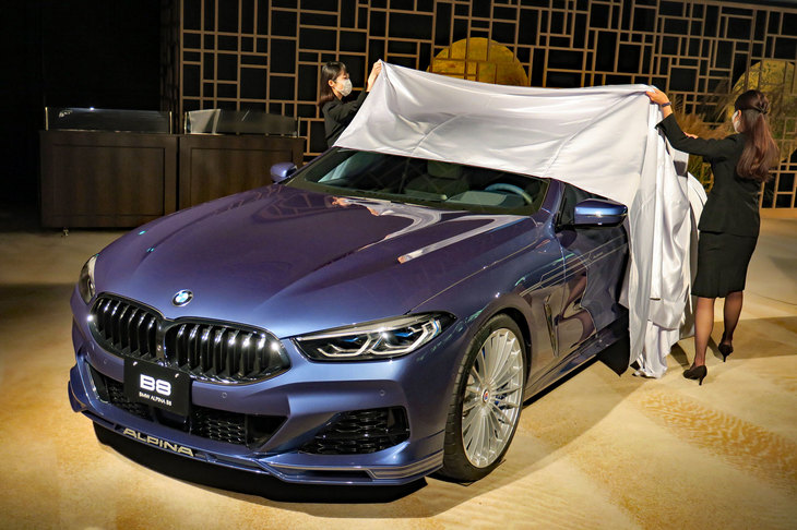 アンベールされる「BMWアルピナB8グランクーペ」。