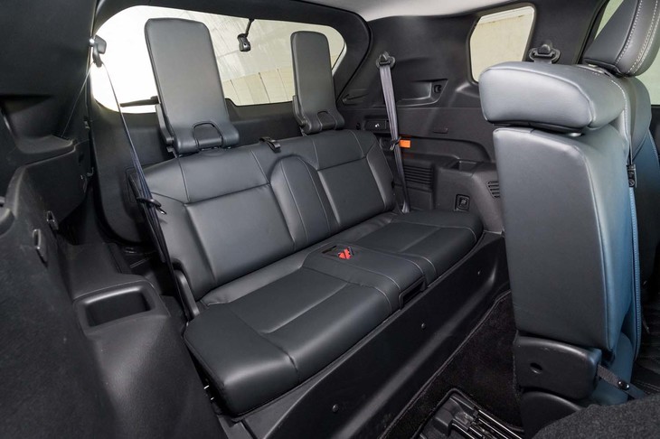 「RAV4 PHV」に対する最大のアドバンテージとなる3列目シート。使わない時は荷室の床面として収納しておけるため、選ぶユーザーが多いのにも納得。