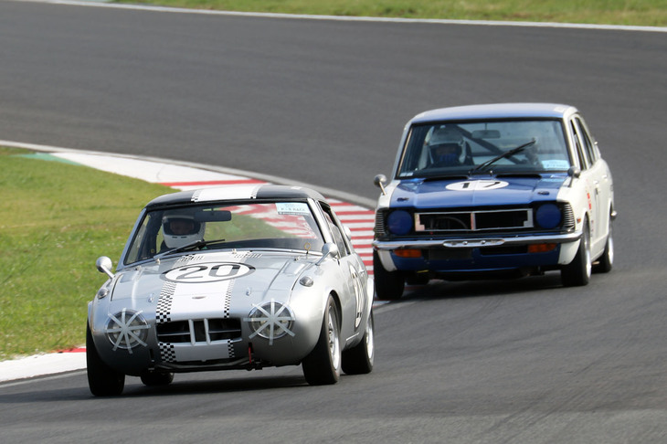 P＋Sレース予選における、浮谷東次郎仕様の「トヨタ・スポーツ800」と2代目「トヨタ・カローラ1200」。