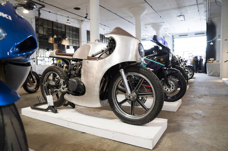 ホンダの空冷並列4気筒エンジンを搭載した「CB550」がベース。オーナー自らつくり上げたアルミカウルやタンク、シートカウルをセットアップ。会場には、こういったアマチュアによる手作り感満載のマシンも多い。