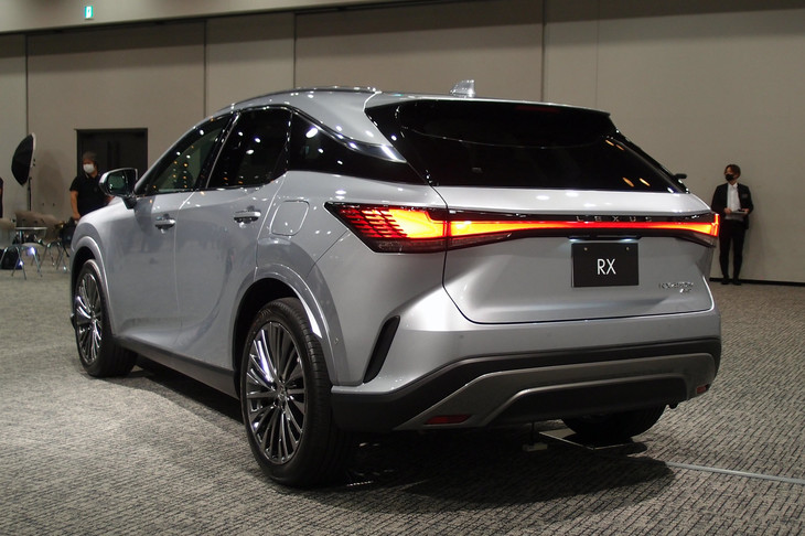 従来型の「RX」から受け継がれるフローティングピラーや、横一文字のテールランプが目を引くリアまわり。フロントとは打って変わって、こちらは既存のレクサス製SUVと共通するディテールが多い。