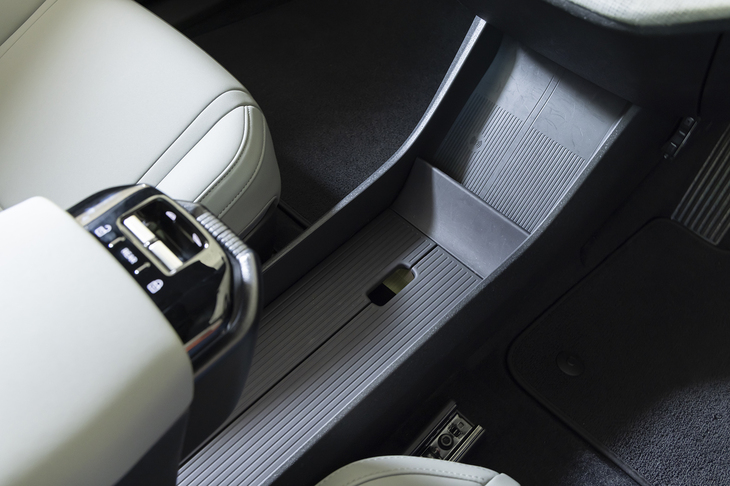センターコンソールは前後に長いトレイのような形状。床板を左右にはね上げると……