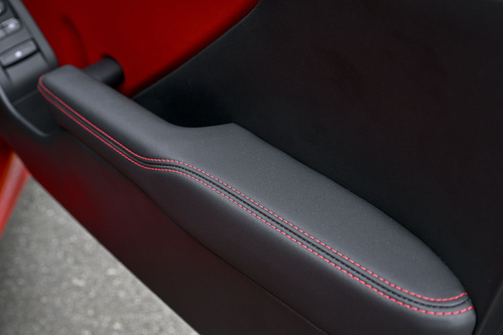 トヨタGR86 RZ“40th Anniversary limited”（ドアアームレスト）