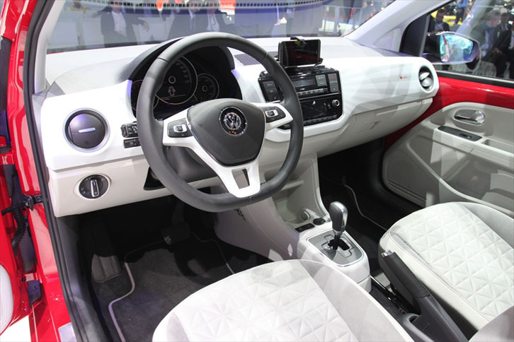 「フォルクスワーゲンup! beats」のインテリア。