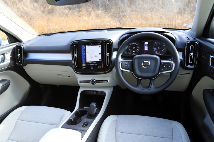 明るいけれど落ち着いた雰囲気のインテリア。いろんなところに便利な収納があります。