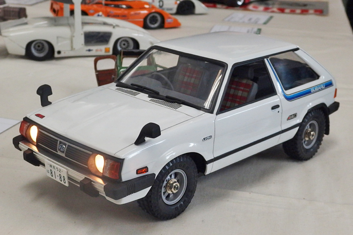ニチモ製1/18「スバル・レオーネ スイングバック4WD」。大柄だがシャシーに4WD走行ギミックを内蔵している関係で、室内は半上げ底。チェック柄のシートは、インストラクションに記されているとおり筆塗りで仕上げたという。