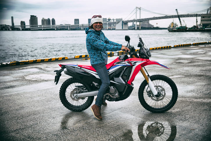 ディメンションでは270mmの最低地上高と895mmのシート高が目を引く。足つき性を考慮して、高さを65mm下げた「タイプLD」もラインナップされている。